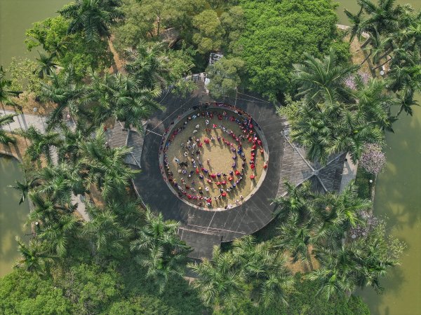 欧洲杯体育各族大师手拉手融合成齐心圆-开云「中国」kaiyun网页版登录入口